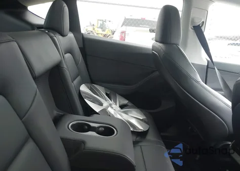 2024 Tesla Model Y z USA, uszkodzony, nr VIN 7SAYGDED6RF092556